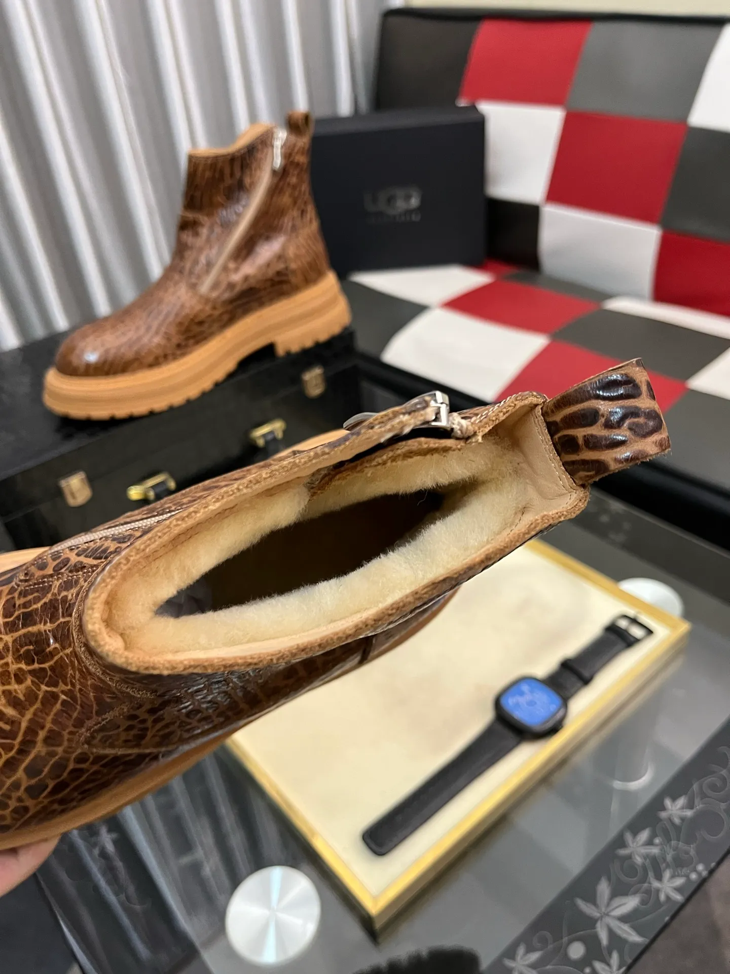 Ex-factory price: 680⌚️⌚️Thick wool imported from Australia Brand: UGG genuine purchasing agent Size: 39-44 (45 customized) Grade: Official website 1:1 Material: First layer of genuine leather waterproof and antifreeze upper Real wool lining Original non-slip and wear-resistant outsole Style category: Men's casual shoes Trendy style Comfortable on the feet Color: Official website color synchronization